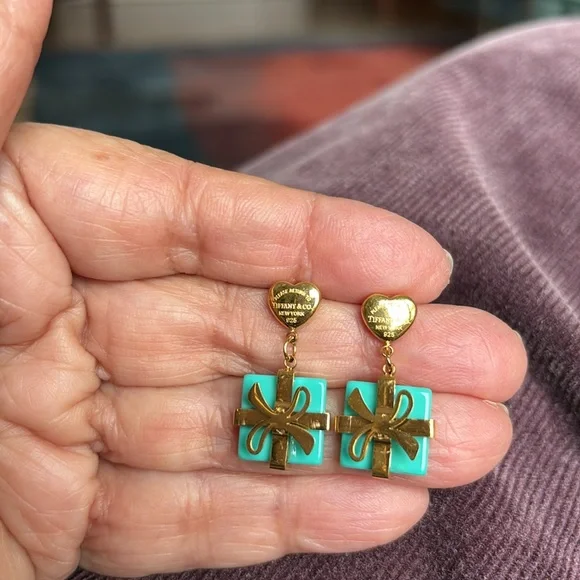 SMALL HEART AND GIFT BOX EARRINGS IN GOLD OR SILVER IN FASHION POUCH - Picture 7 of 7